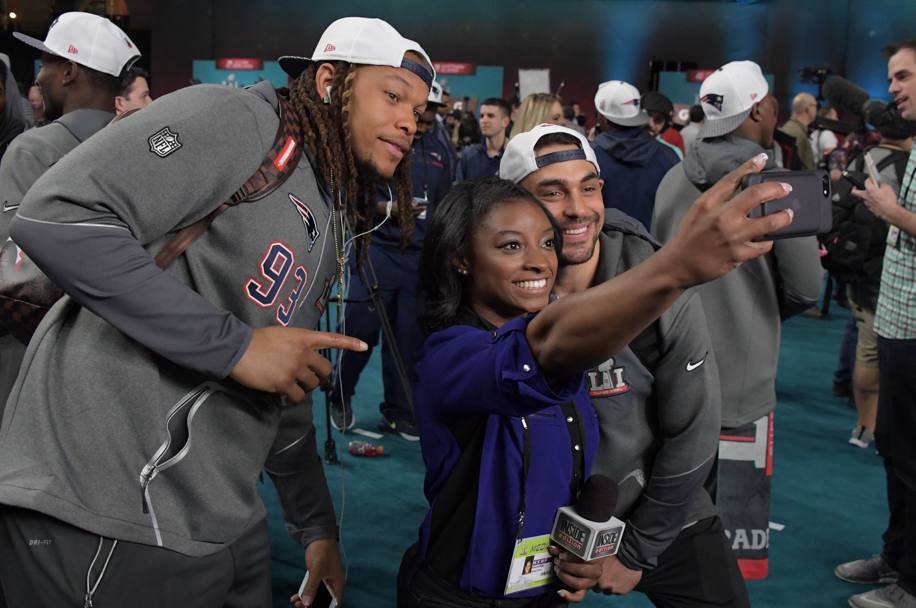 e viene contagiata anche la ginnasta olimpica Simone Biles che scatta un selfie con Jabaal Sheard dei New England Patriots (Reuters)